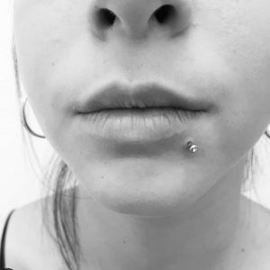 piercing labret décalé par Nat Tarawa Cap d'Agde