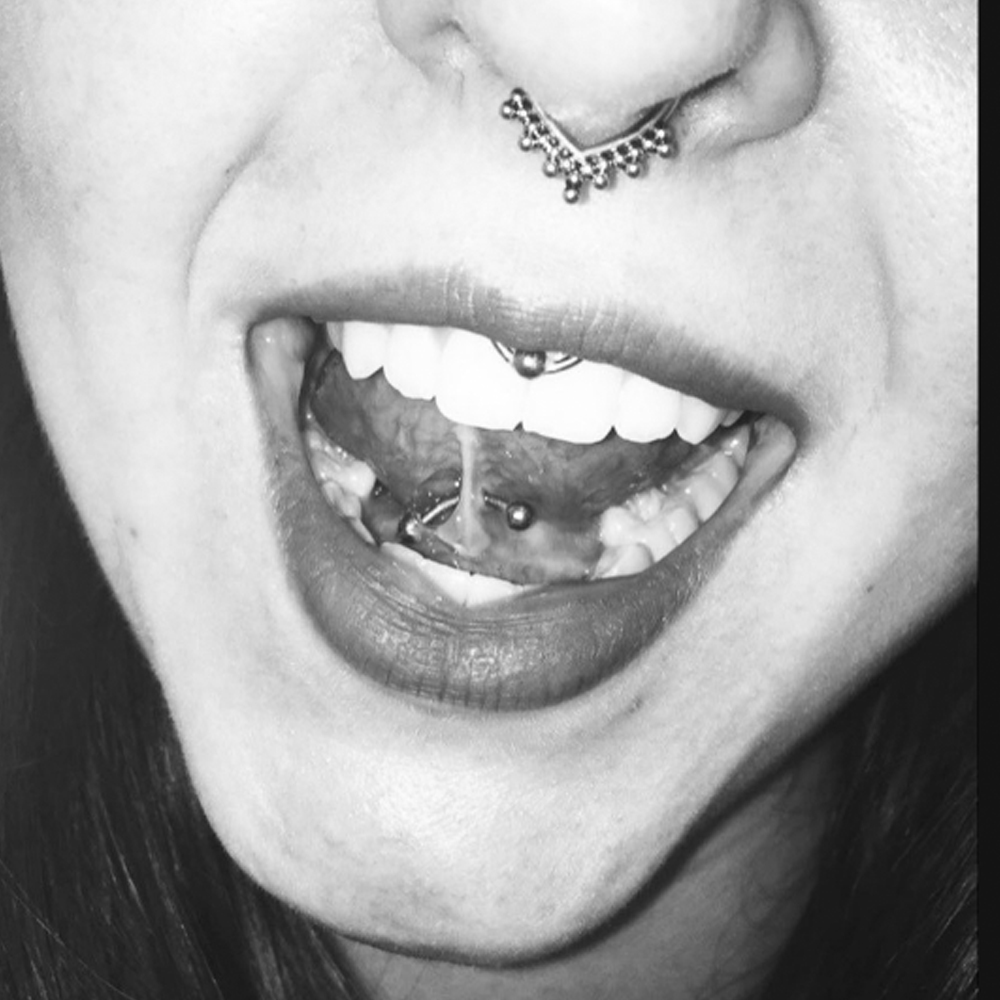 piercing septum sublingual et smiley par Nat Tarawa Cap d'Agde