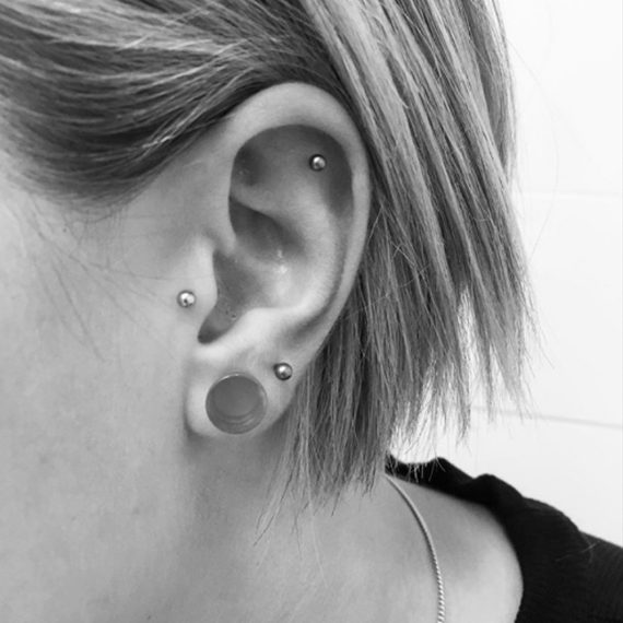 piercing tragus hélix lobe par Nat Tarawa Cap d'Agde