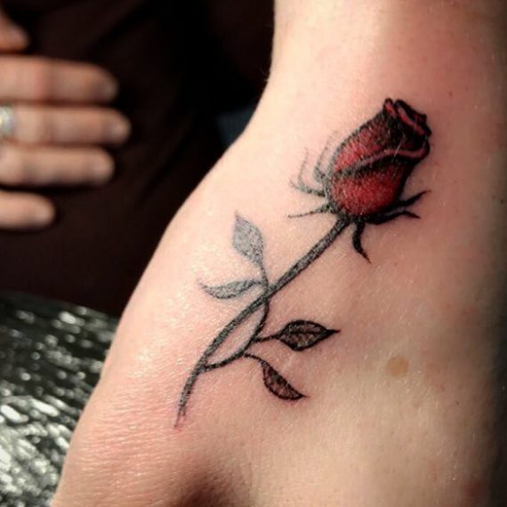 Tatouage rose mini tattoo en couleur par Padawan Tarawa Cap d'Agde