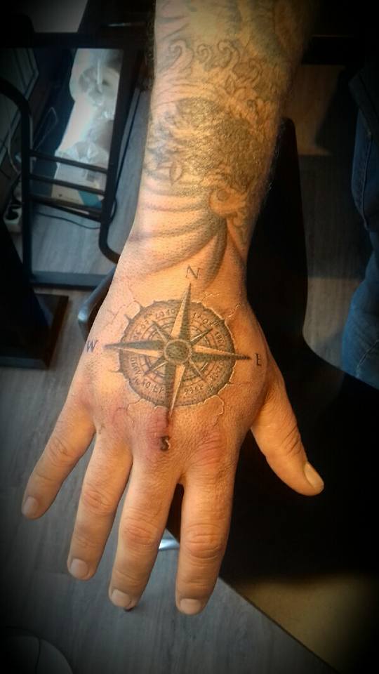 tatouage boussole sur la main Tarawa Cap d'Agde par Lily
