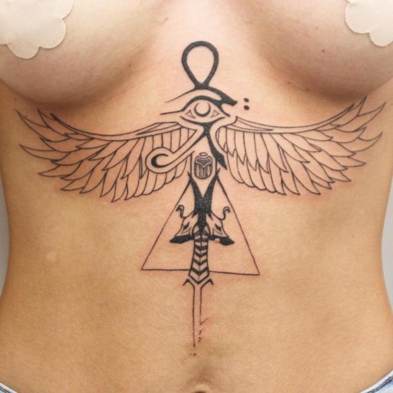 tatouage égyptien underboobs par Padawan Tarawa Cap d'Agde