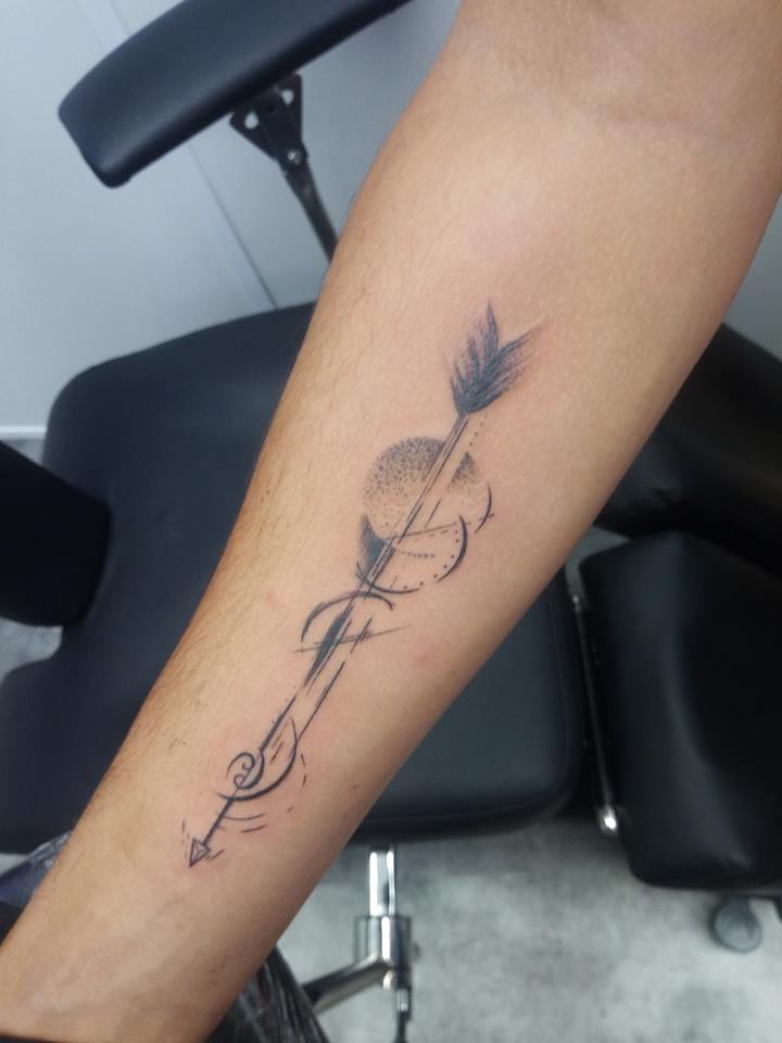 tatouage flèche Géométrique Tarawa Cap d'Agde par Lily