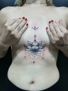 tatouage lotus entre les seins Tarawa cap d agde Diego Cavallini