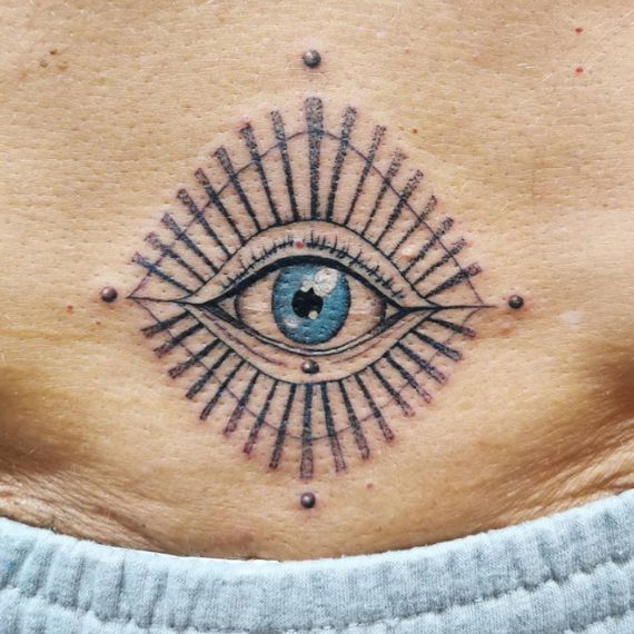 tatouage oeil couleur par saumon cru Tarawa Cap d'agde