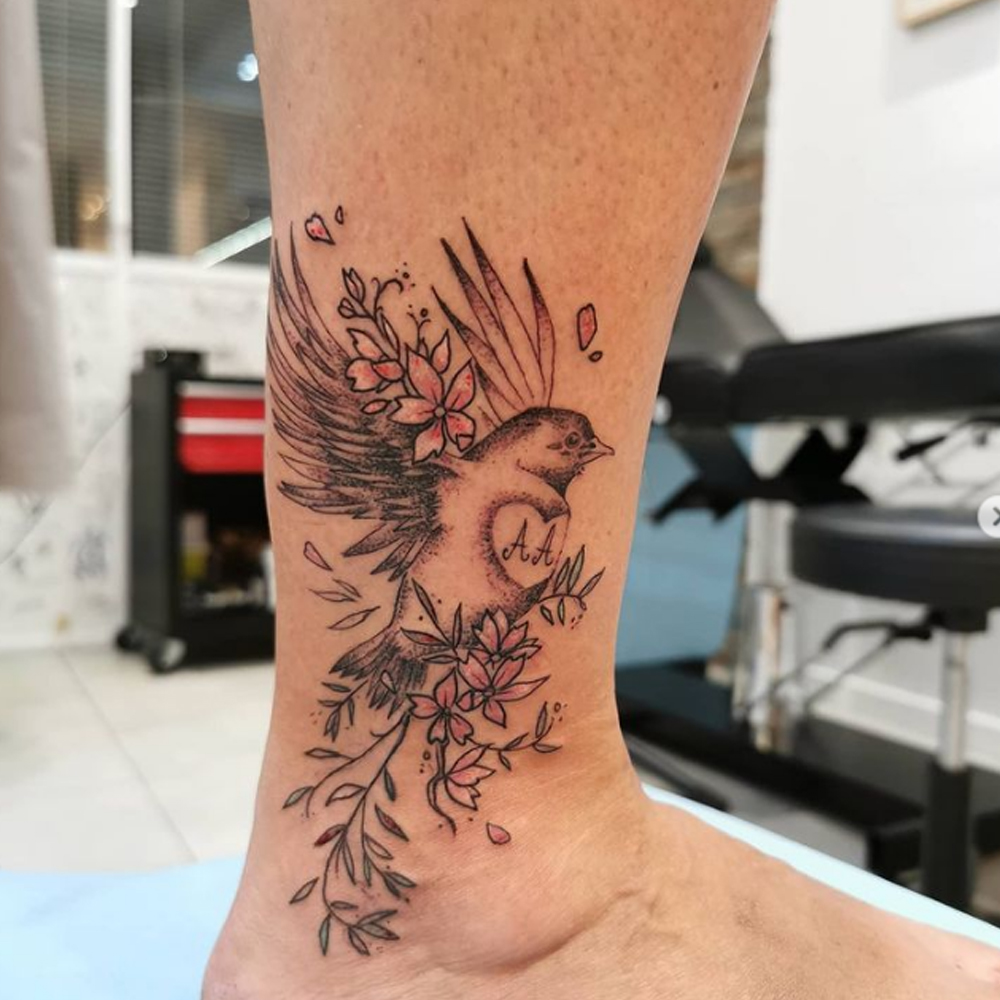 tatouage oiseaux cheville par Saumon Cru studio Tarawa Cap d'Agde