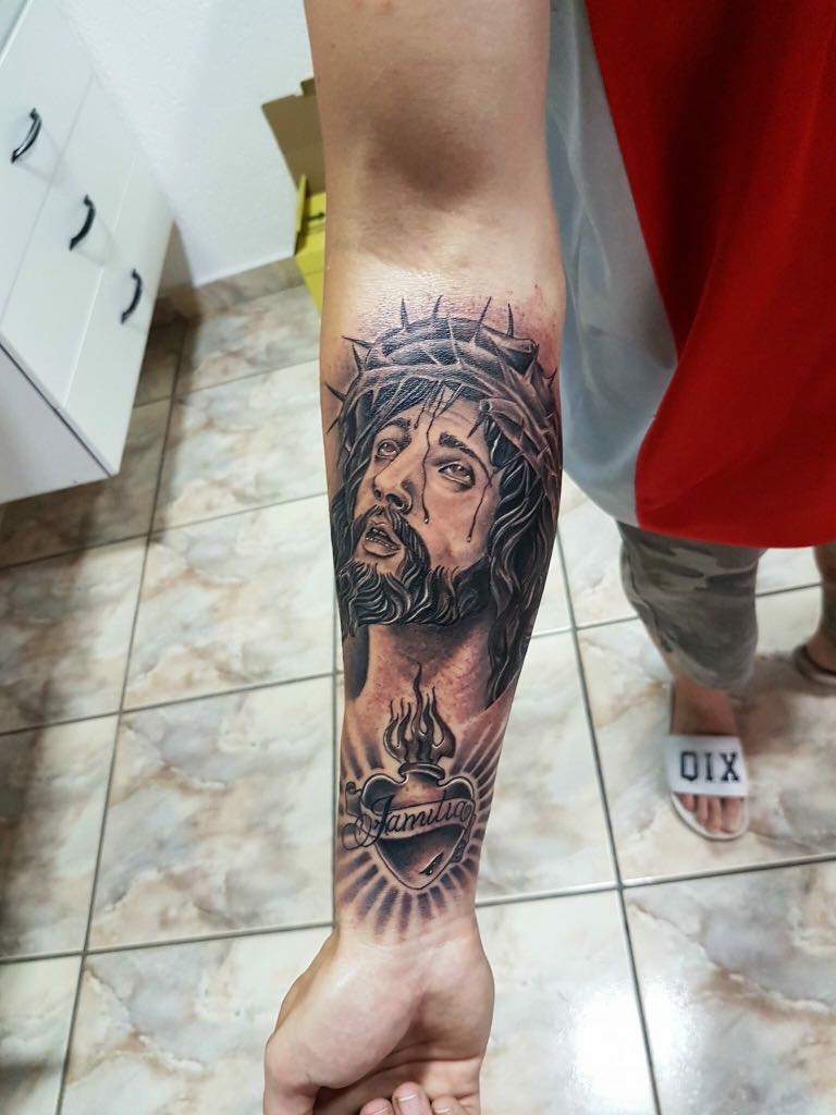 tatouage portrait jesus avant bras Tarawa diego cavallini cap d agde