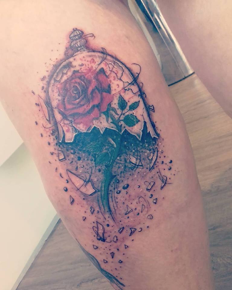 tatouage rose éternel par Lily Tarawa Cap d'Agde