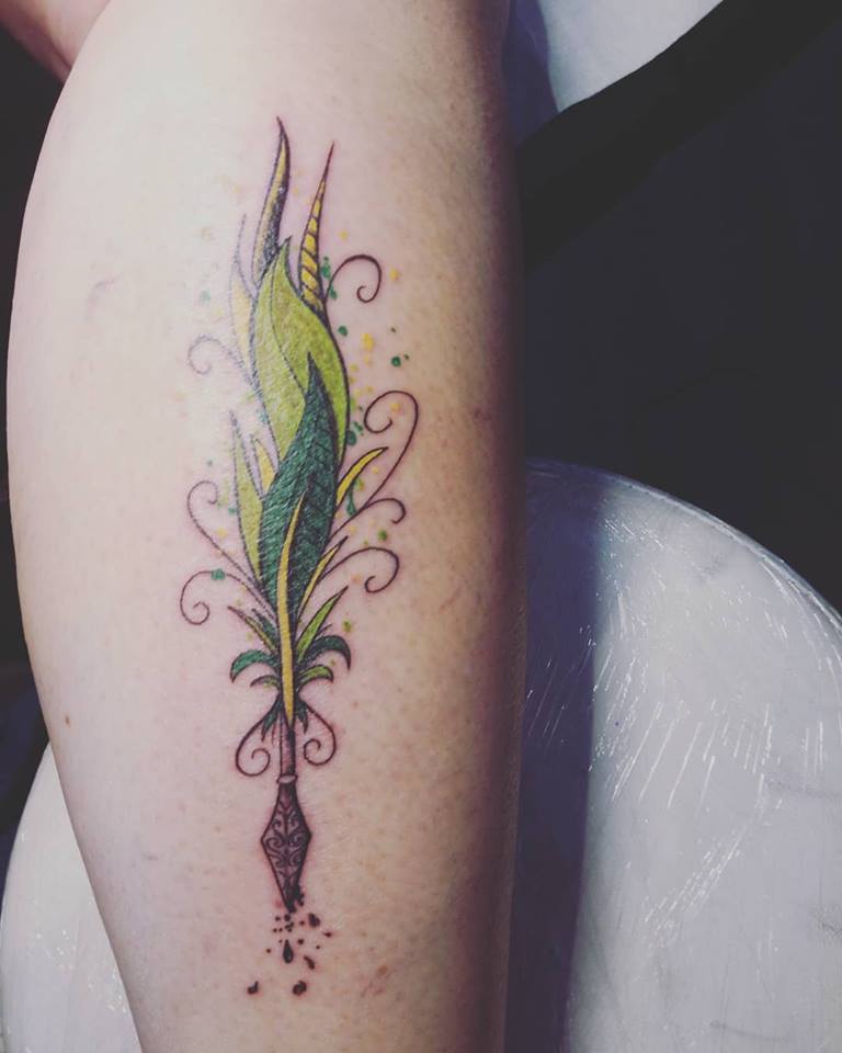 tatouage stylo plume par Lily Tarawa Cap d'Agde