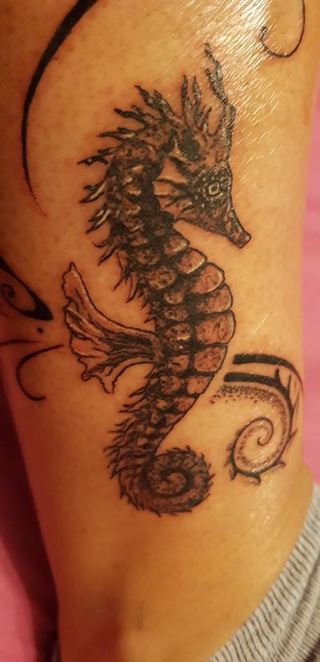 tattoo hypocampe par Padawan Tarawa Cap d'Agde