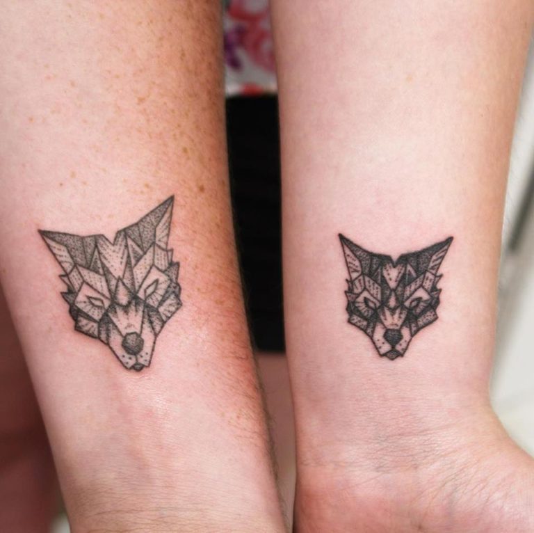 Tatouage tête de loup géométrique Dotwork par Padawan Tarawa