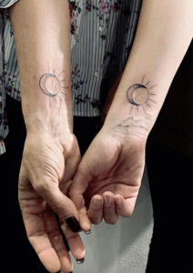 Tatouage soleil lune de couple par cavezza Tarawa Cap d'Agde