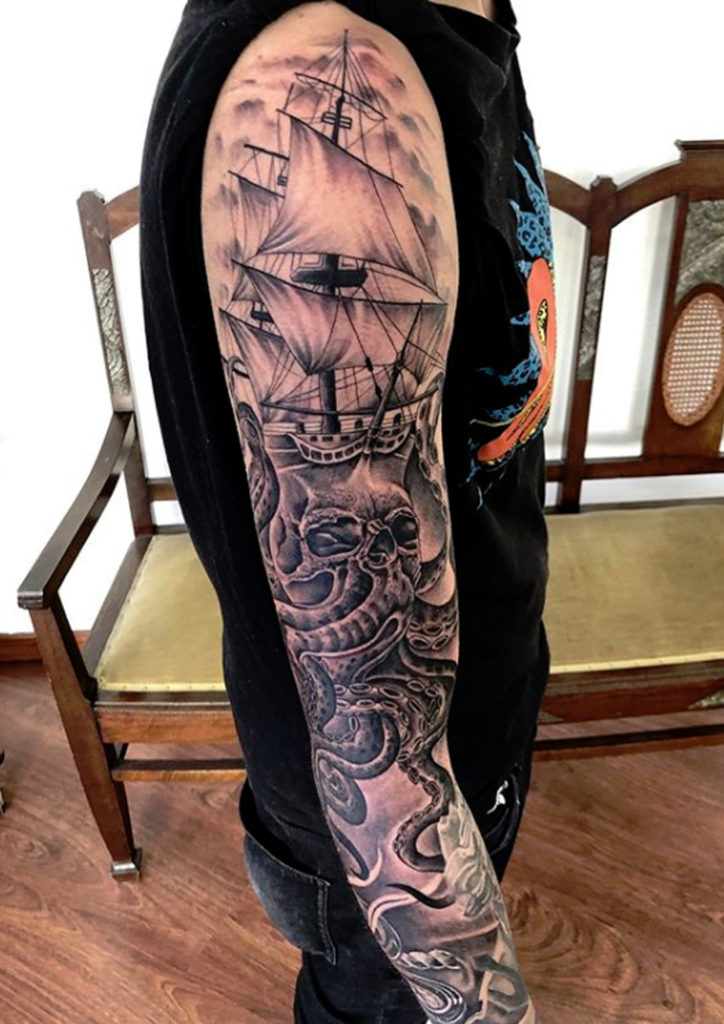 Tatouage bateau pirate avec pieuvre par Diego Cavallini Cap d'Agde