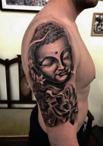 Tatouage buddha par Diego Cavallini Tarawa Cap d'Agde