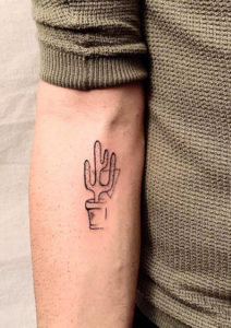 Tatouage cactus minimaliste par cavezza tarawa Cap d'Agde