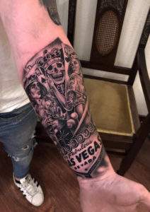 Tatouage carte Las Vegas par Diégo Cavallini Tarawa Cap d'Agde