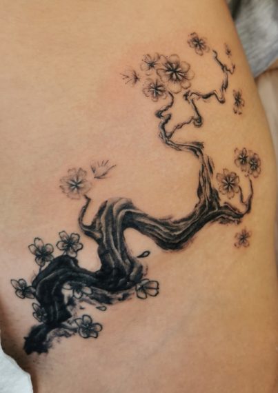 Tatouage cover arbre de cerisier par Saumon-cru Tarawa Cap d'Agde