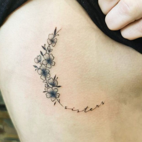 Tatouage croissant de lune floral sur les côte par Saumon-Cru Tarawa Cap d'Agde