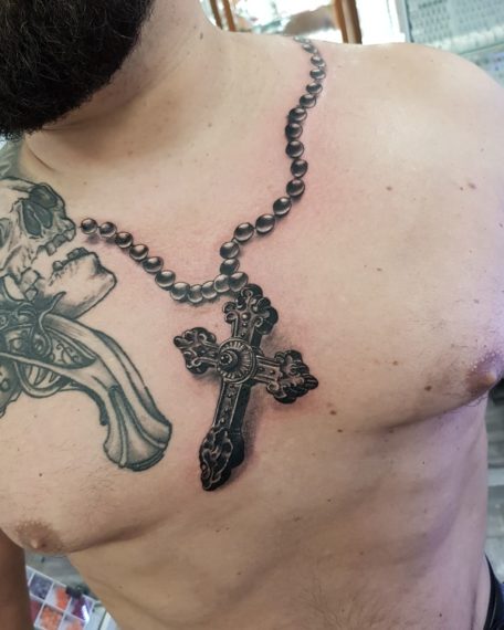 Tatouage croix chapelet réaliste par Diego Cavallini Tarawa Cap d'Agde