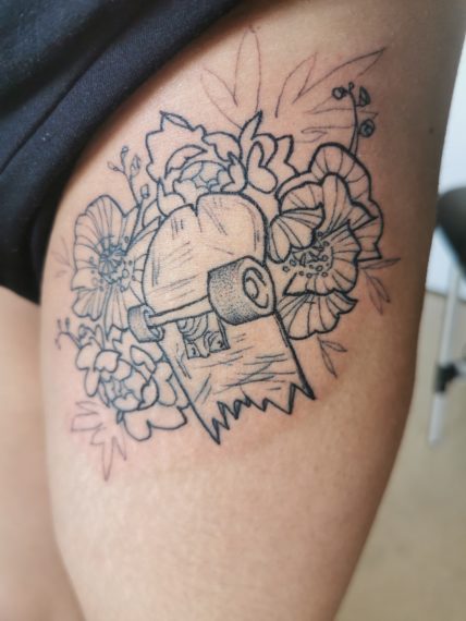 Tatouage cuisse planche de skate florale par Saumon-Cru Tarawa Cap d'agde