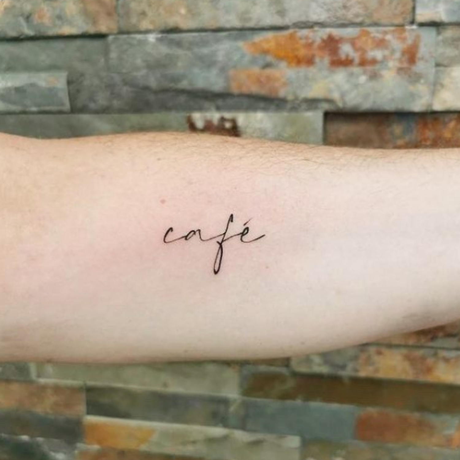 Tatouage écriture Café par Saumon-cru Tarawa Cap d'Agde