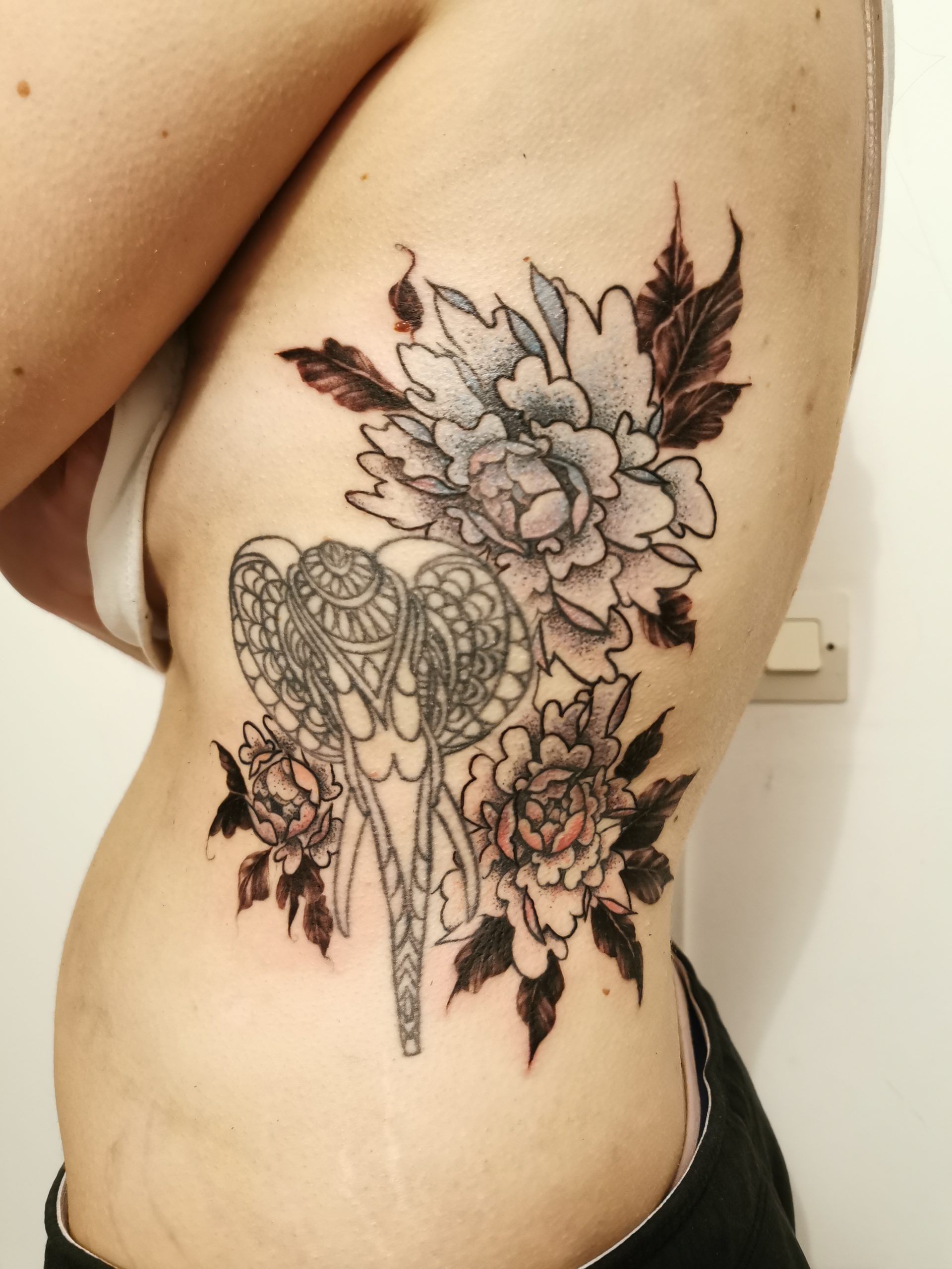 Tatouage éléphants avec fleurs sur les côte par Saumon-cru Tarawa Cap d'Agde