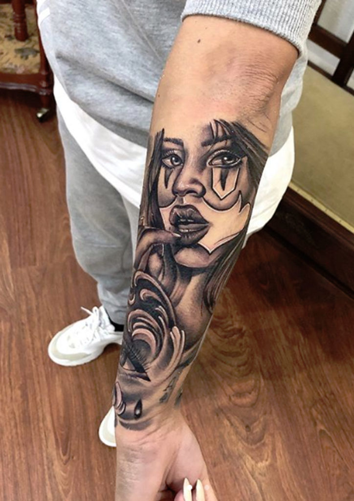 Tatouage femme clown par Diego Cavallini Tarawa Cap d'Agde