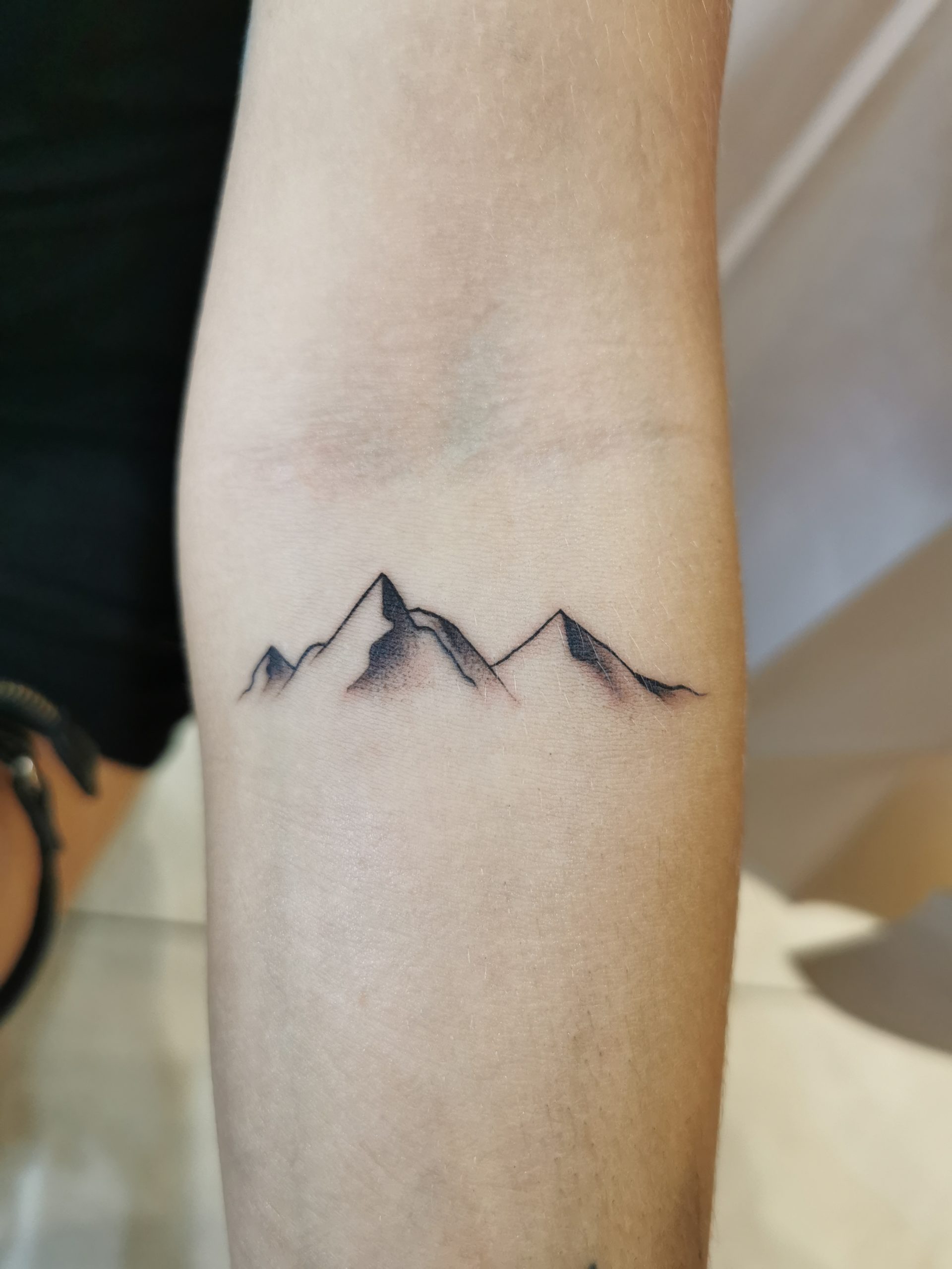 Tatouage femme montagne par Saumon-cru Tarawa Cap d'Agde