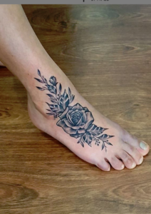 Tatouage fleur de rose pied par diégo Cavallini Tarawa Cap d'Agde