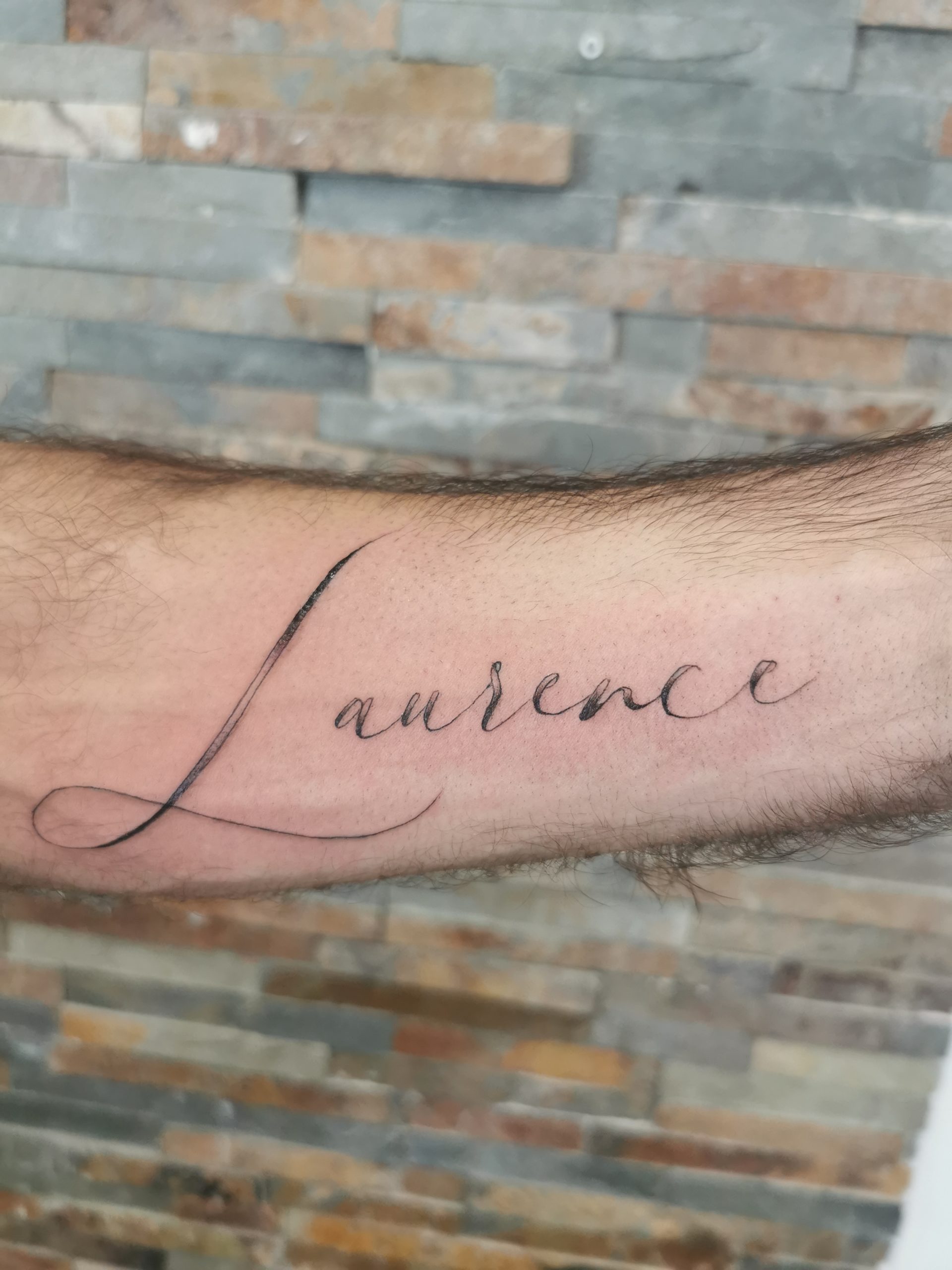 Tatouage écriture Laurence avant bras par Saumon-cru Tarawa Cap d'Agde