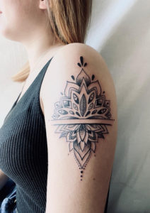 Tatouage mandalas bras pour femme par Cavezza Tarawa Cap d'Agde