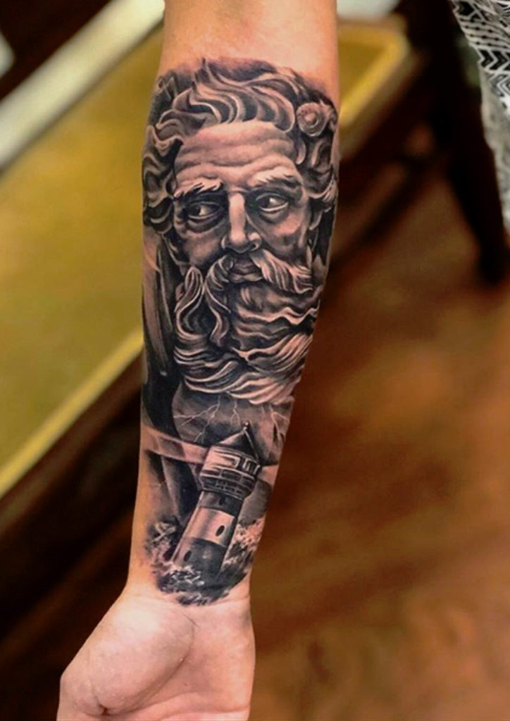 Tatouage phare et portrait statut par Diego Cavallini Tarawa Cap d'Agde