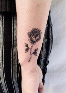 Tatouage rose dotwork par Cavezza Tarawa Cap d'Agde