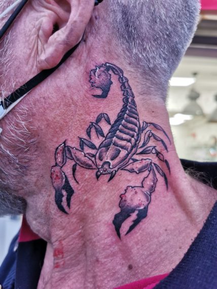 Tatouage scorpion cou par Saumon-cru Tarawa Cap d'Agde