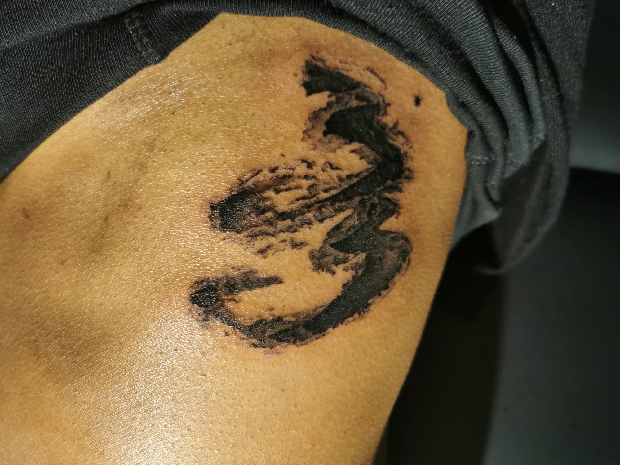 Tatouage sur les côtes homme par Saumon-cru Tarawa Cap d’Agde – Tarawa