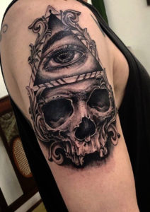 Tatouage tête de mort œil triangle par Diego Cavallini Tarawa Cap d'Agde