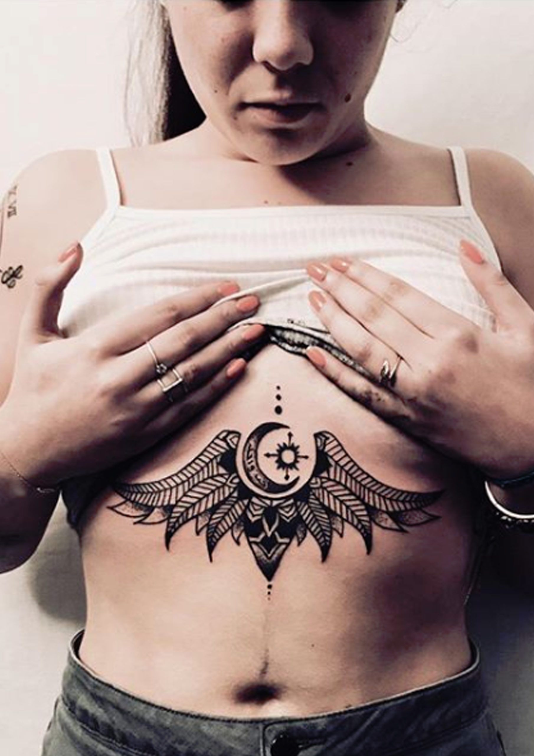 Tatouage underboobs Tarawa Cap d'Agde