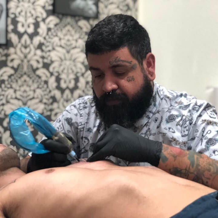 Tatoueur Diego Cavallini artiste brésilien en guest au Cap d'Agde