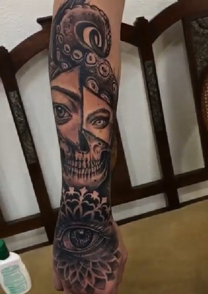 tatouage femme skull poulpe Diego Cavallini Tarawa Cap d'Agde