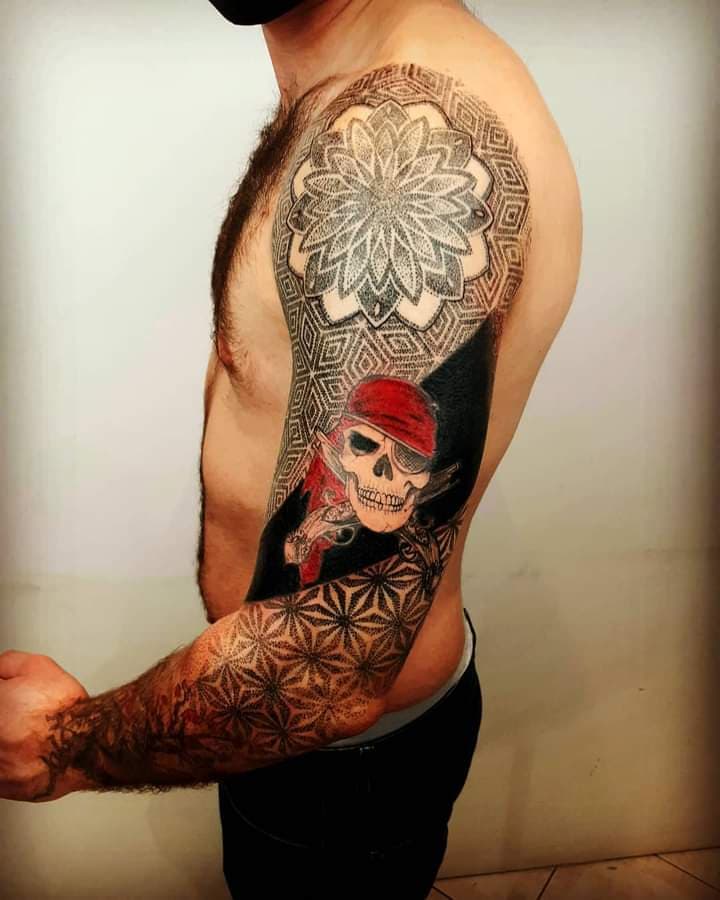 tatouage bras patherne pirate par lily Tarawa Cap d'Agde