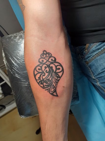 tatouage de couple motif coeur arabesque par lily Tarawa Cap d'Agde