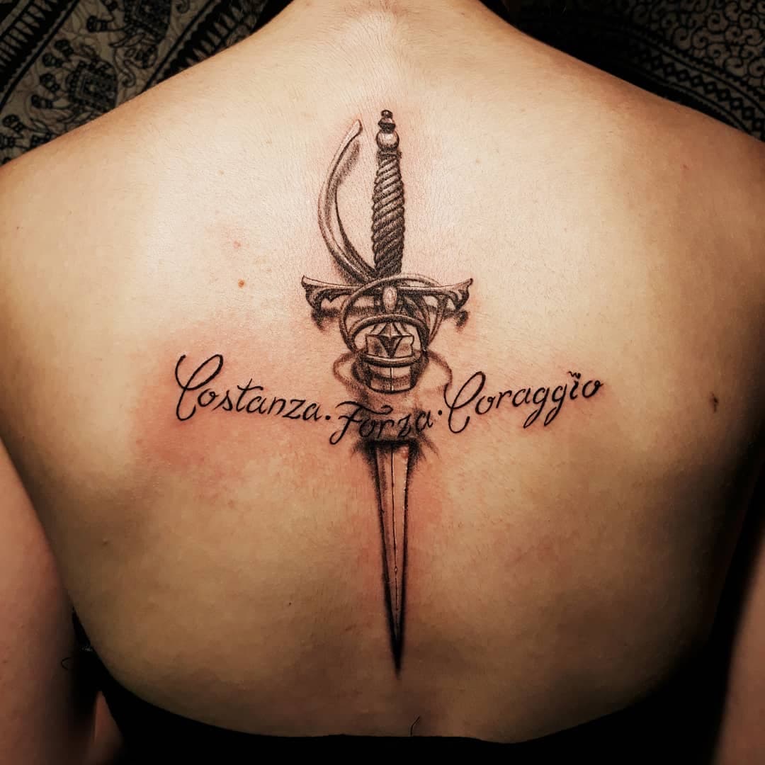 tatouage dague dos femme par Padawan Tattoo Tarawa Cap d'Agde