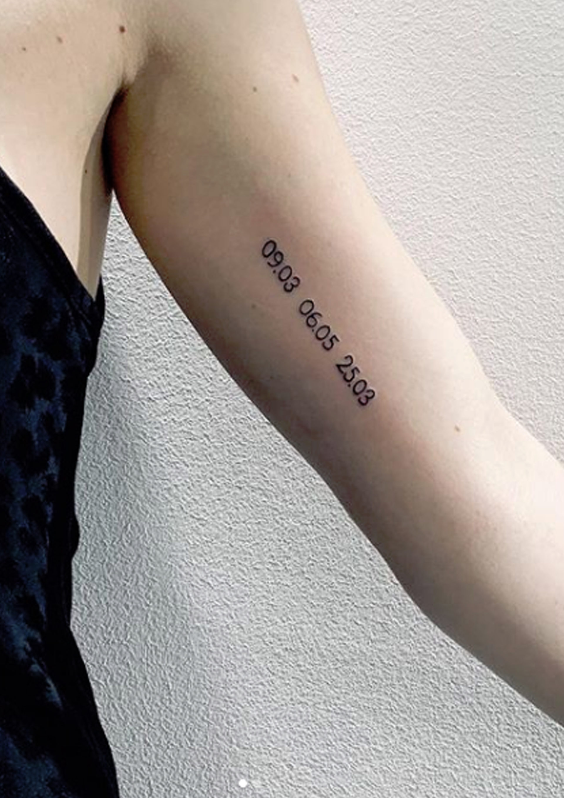 tatouage dates pour femme par Cavezza tarawa Cap d’Agde Tarawa Studio Tattoo Piercing