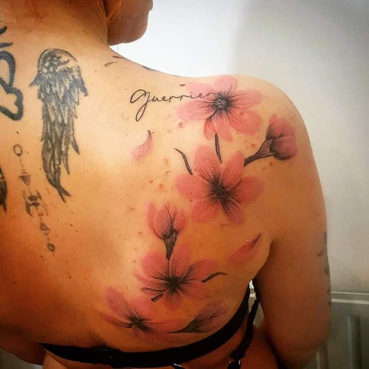 tatouage femme fleur couleur par lily Tarawa Cap d'Agde