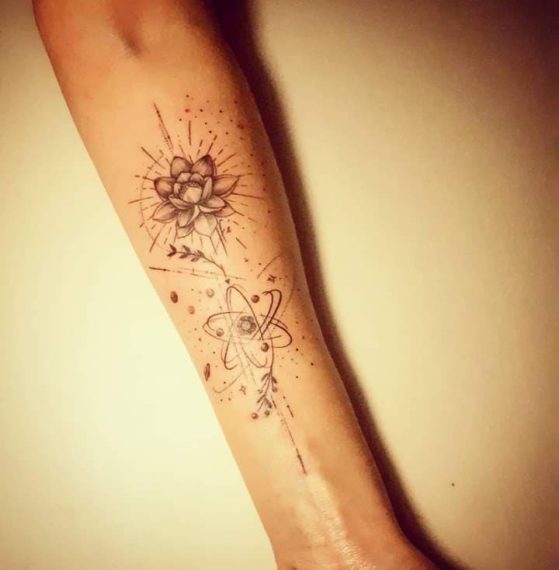 tatouage fleur lotus avec constellation par lily Tarawa Cap d'Agde