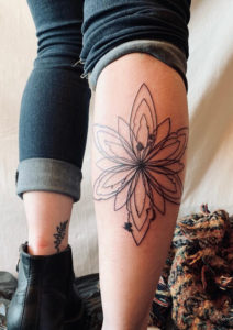 tatouage fleur mollet femme par Cavezza Tarawa Cap d'Agde