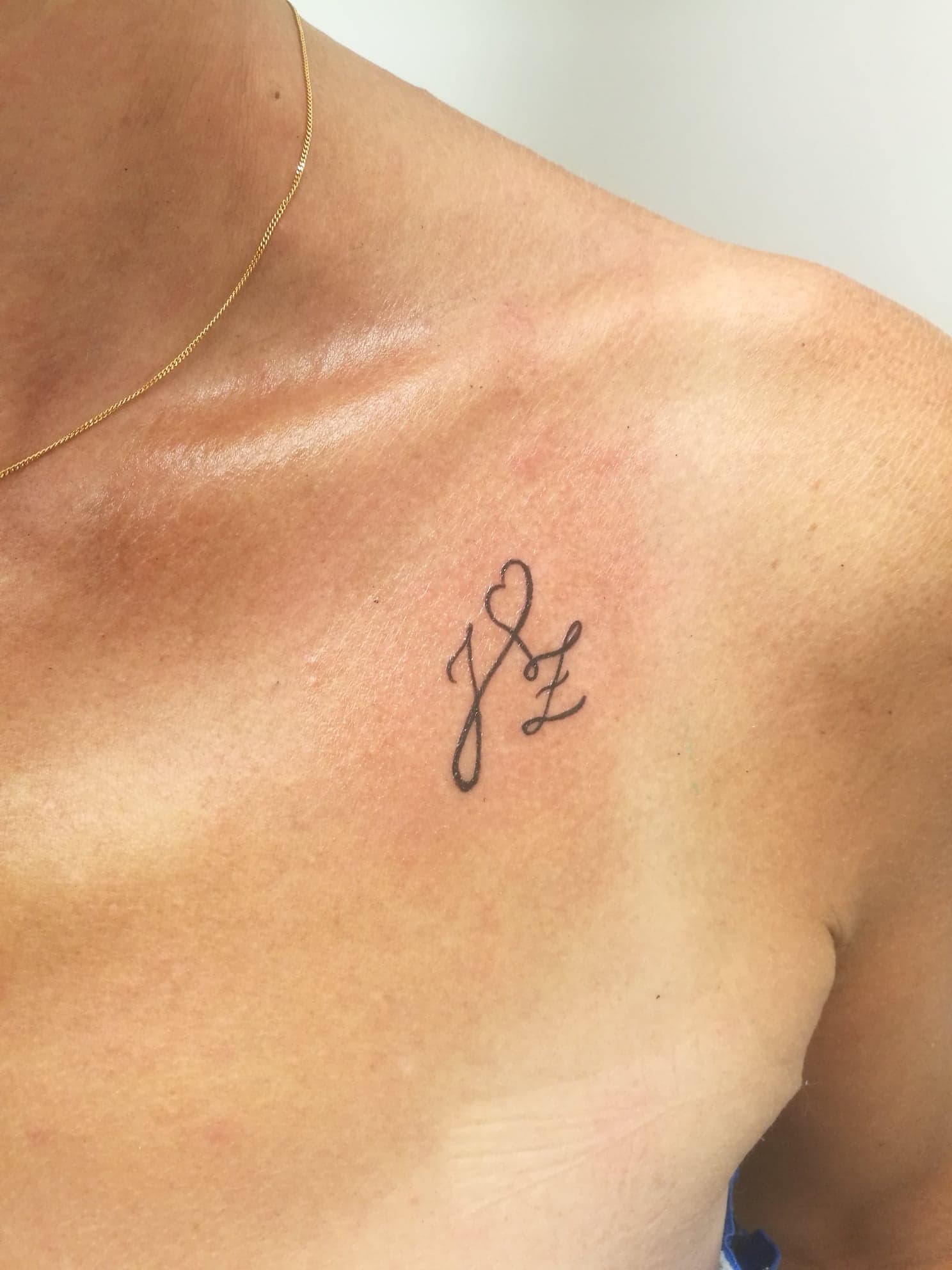 tatouage initiale avec cœur par lily Tarawa Cap d'Agde