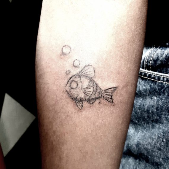 tatouage petit poisson sketch par Padawan Tattoo Tarawa Cap d'Agde