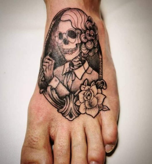 tatouage pied tableau old school skull par lily Tarawa Cap d'Agde