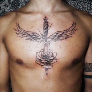 tatouage poignard rose torse par Padawan Tattoo Tarawa Cap d'Agde
